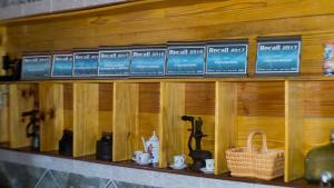 une étagère avec des brochures sur un mur en bois dans l'établissement Pousada Il Conventino, à Santa Teresa