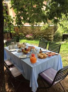 uma mesa com uma toalha de mesa azul com comida em B&B Locus Amoenus em Vobarno