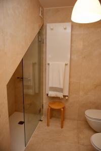 y baño con ducha, aseo y taburete. en Civitá Design & Accommodation, en Braga