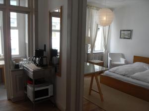 Schlafzimmer mit einem Schreibtisch, einem Bett und einem Tisch in der Unterkunft Lüneburg Haus in Kiel
