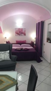 アマルフィにあるCasa Duomoの紫色の天井のベッドルーム1室(ベッド1台付)