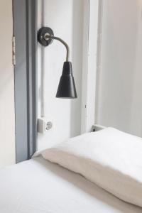 Łóżko lub łóżka w pokoju w obiekcie Soul Backpackers Barcelona