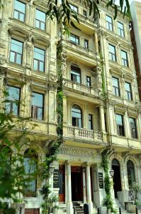 un gran edificio de piedra con plantas. en Grand Hotel de Londres en Estambul