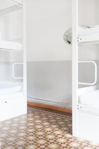 Łóżko lub łóżka w pokoju w obiekcie Soul Backpackers Barcelona
