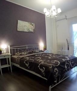 um quarto com uma cama e um lustre em Apartment "Love" near metro and center em Atenas