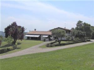 una casa con un camino que conduce a un patio en Country House Accommodation on Dreamway Path - Colfosco di Susegana TV, Veneto, Italy, en Susegana