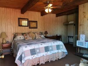 A bed or beds in a room at Bay Springs Country Inn & Marina