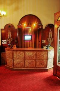 イスタンブールにあるGrand Hotel de Londresの大きな木製デスクが備わる広い客室です。
