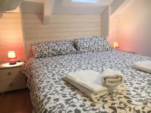 トリノにあるFrancesco da Paola 10のベッドルーム1室(大型ベッド1台、ランプ2つ付)