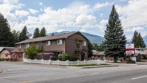 a building on the side of a street at Swiss Chalet Motel in Revelstoke +37 photos