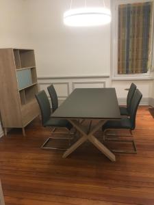 comedor con mesa y 4 sillas en JLGR3, en Belfort