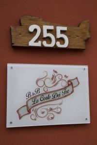 a sign on a wall with a on it at La corte dei tre in Torre del Lago Puccini