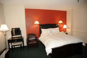 Een bed of bedden in een kamer bij The Marlborough Hotel