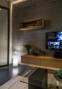 Televízia a/alebo spoločenská miestnosť v ubytovaní BRAND NEW 2018 LUXURY APARTMENT 10' MINUTES WALK FROM ACROPOLIS AND 6 FROM METRO
