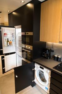Kuchyňa alebo kuchynka v ubytovaní BRAND NEW 2018 LUXURY APARTMENT 10' MINUTES WALK FROM ACROPOLIS AND 6 FROM METRO
