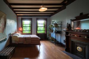sypialnia z łóżkiem i kominkiem w obiekcie The Harlem Flophouse w Nowym Jorku