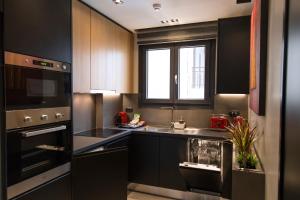 Kuchyňa alebo kuchynka v ubytovaní BRAND NEW 2018 LUXURY APARTMENT 10' MINUTES WALK FROM ACROPOLIS AND 6 FROM METRO