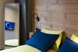 Televízia a/alebo spoločenská miestnosť v ubytovaní BRAND NEW 2018 LUXURY APARTMENT 10' MINUTES WALK FROM ACROPOLIS AND 6 FROM METRO