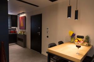 Fotografia z galérie ubytovania BRAND NEW 2018 LUXURY APARTMENT 10' MINUTES WALK FROM ACROPOLIS AND 6 FROM METRO v Aténach