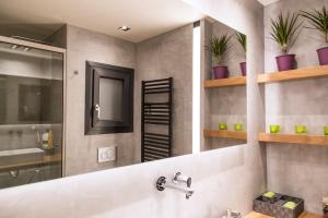 Kúpeľňa v ubytovaní BRAND NEW 2018 LUXURY APARTMENT 10' MINUTES WALK FROM ACROPOLIS AND 6 FROM METRO