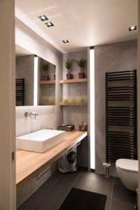 Kúpeľňa v ubytovaní BRAND NEW 2018 LUXURY APARTMENT 10' MINUTES WALK FROM ACROPOLIS AND 6 FROM METRO