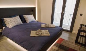 Posteľ alebo postele v izbe v ubytovaní BRAND NEW 2018 LUXURY APARTMENT 10' MINUTES WALK FROM ACROPOLIS AND 6 FROM METRO