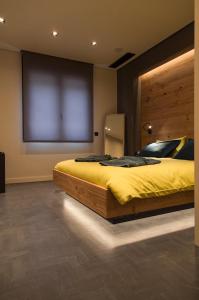 Ένα ή περισσότερα κρεβάτια σε δωμάτιο στο BRAND NEW 2018 LUXURY APARTMENT 10' MINUTES WALK FROM ACROPOLIS AND 6 FROM METRO