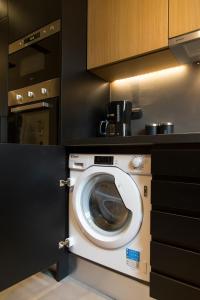 Kuchyňa alebo kuchynka v ubytovaní BRAND NEW 2018 LUXURY APARTMENT 10' MINUTES WALK FROM ACROPOLIS AND 6 FROM METRO