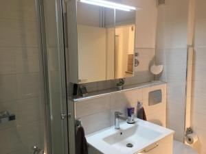 バート・ハルツブルクにあるFerienwohnung Universの洗面台と鏡のあるバスルーム