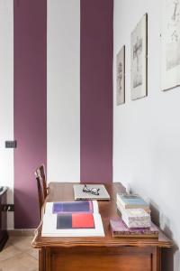ボローニャにあるAbitaRoom Wine Mini-Flatの紫の壁の木製テーブル