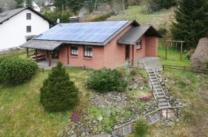 ヴィリンゲンにあるFerienhaus Beckerの太陽屋根の家屋