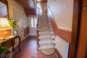 uma escada em espiral num corredor com um candeeiro em Brennan's Accommodation Glenties em Glenties