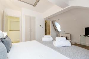 Tempat tidur dalam kamar di Outstanding Trafalgar Penthouse, sleeps 8