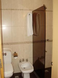 a bathroom with a sink, toilet, and shower stall at Hotel Klee in Montevideo