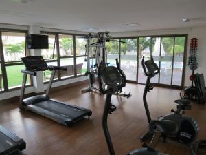 un gimnasio con varias bicicletas estáticas en una habitación en Flats Beach Class Convention Residence, en Recife