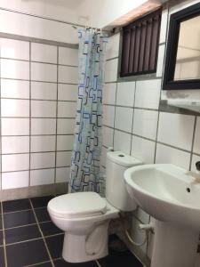 Ένα μπάνιο στο Curry Bowl Restaurant & Turtles Rest