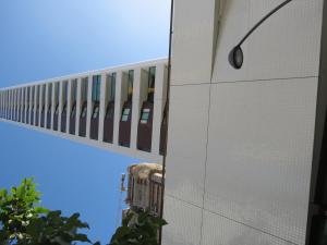 勒西菲的住宿－Flats Beach Class Boa Viagem Exclusive，一座高大的白色建筑,旁边设有窗户