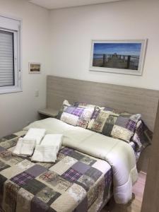 1 dormitorio con 2 camas y toallas. en Apartamento novo mobiliado completo, en São Paulo