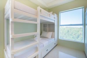 1 dormitorio con literas y ventana en Shore Time Dormitel, en Boracay