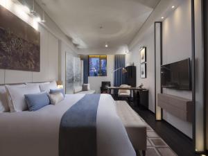 上海的住宿－上海外灘鬱錦香新亞酒店，酒店客房设有一张大床和一台电视。