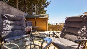 un bicchiere di vino su un tavolo di vetro sul patio di Comarca Lodge a Pichilemu