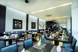 Ресторант или друго място за хранене в Estrella Hotel & Conference