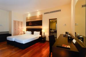 Un pat sau paturi într-o cameră la Renuka City Hotel