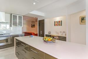 Una cocina o zona de cocina en Island Views Beachfront Apartments