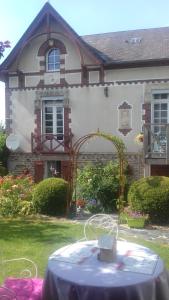 a table in the front yard of a house at Les Champs de Tracy in La Graverie