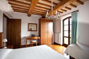 a bedroom with a desk and a bed and a table at Agriturismo Le Rondini Di Francesco Di Assisi in Cannara