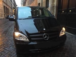 ローマにあるPrefetti suitteの路上駐車の黒メルセデス・ベンツ