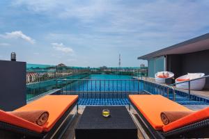 vistas a la piscina desde el balcón de un edificio en Nova Express Pattaya Hotel, en Pattaya central