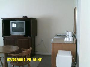 
a room with a television and a table at Clayton Motel in Clayton
