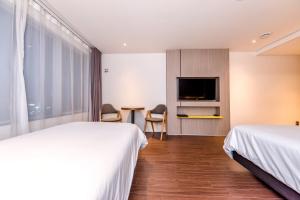 Postel nebo postele na pokoji v ubytování The First70 Hotel